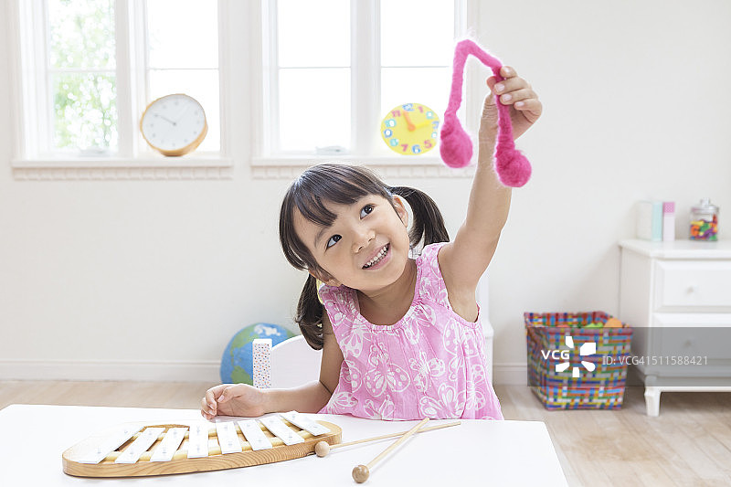 抱着毛绒玩具的女孩图片素材