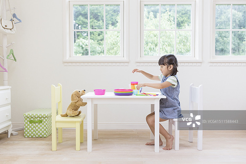 女孩玩玩具图片素材