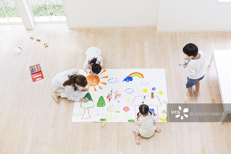 儿童和母亲一起绘画图片素材