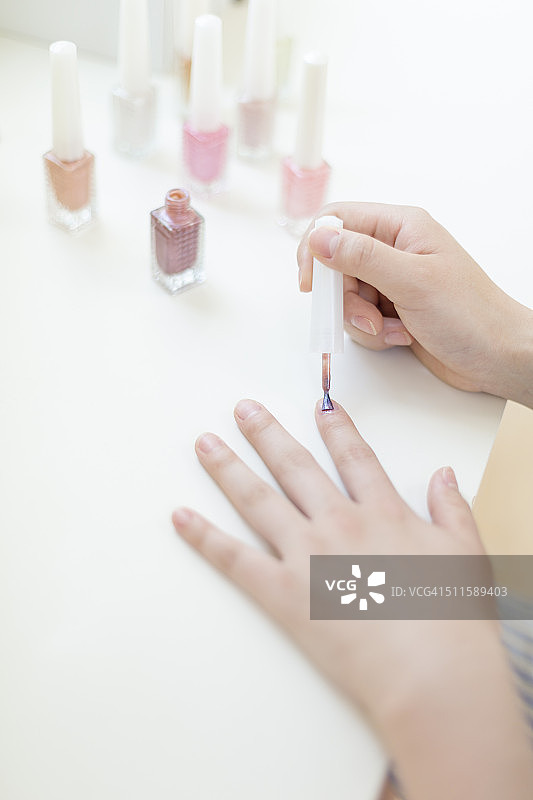 女人涂指甲油图片素材