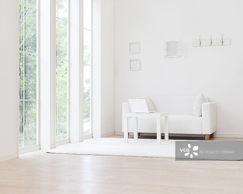 桌子上的笔记本电脑图片素材