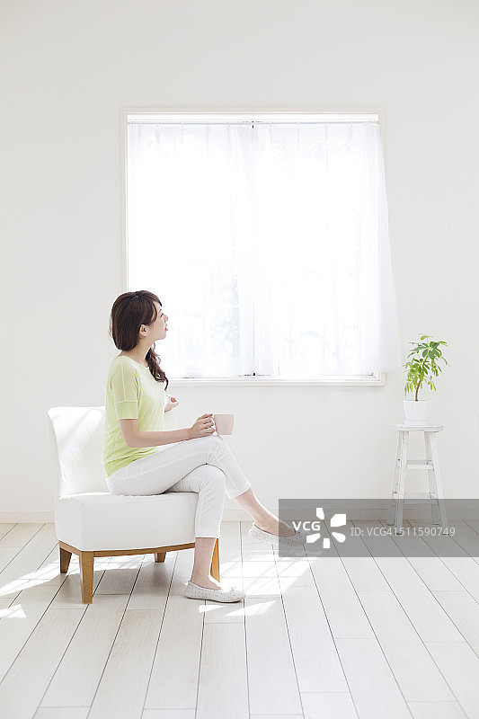 年轻女人拿着杯子图片素材