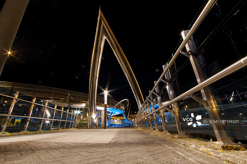 夜晚的凯尔特门户桥图片素材