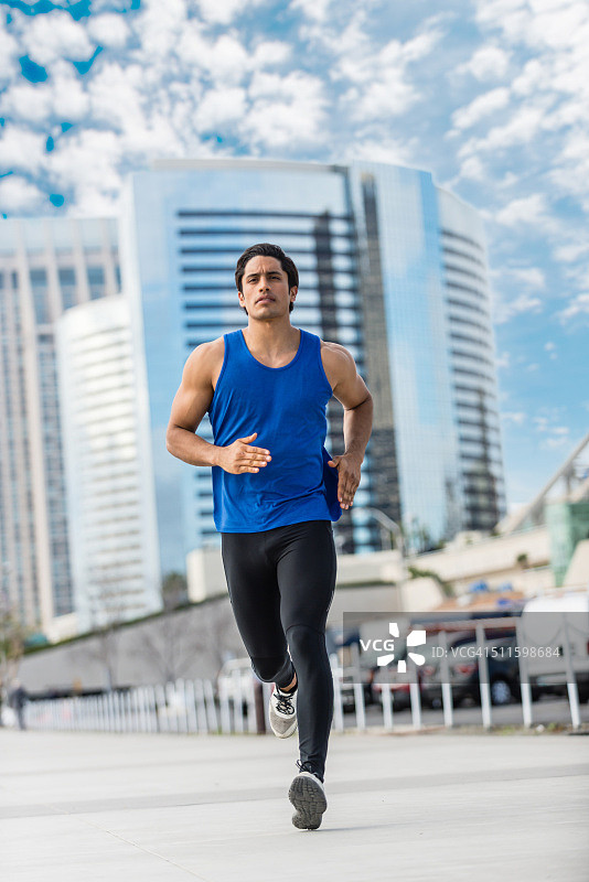 在日落时分奔跑于市中心图片素材