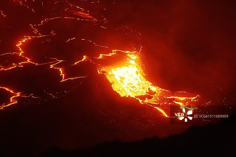 溢出的熔岩湖图片素材
