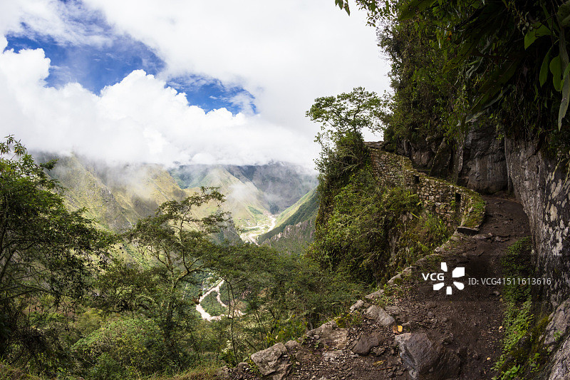 通往马丘比丘桥梁的印加古道图片素材