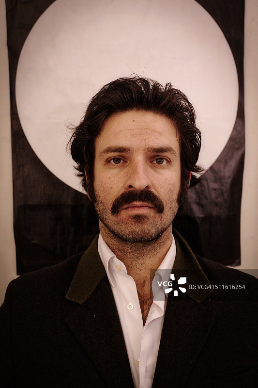 背景为白色球体的男子肖像图片素材