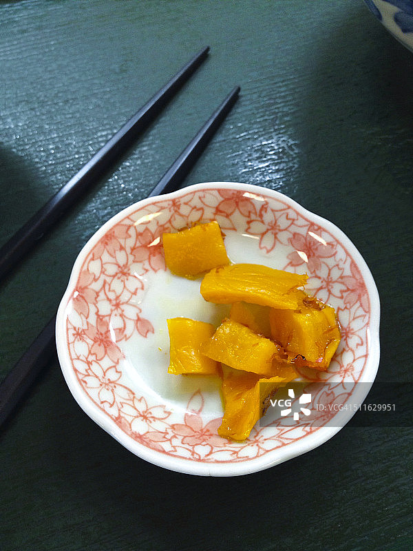 碟子里盛放的用鲣鱼干调味的泽庵咸菜图片素材