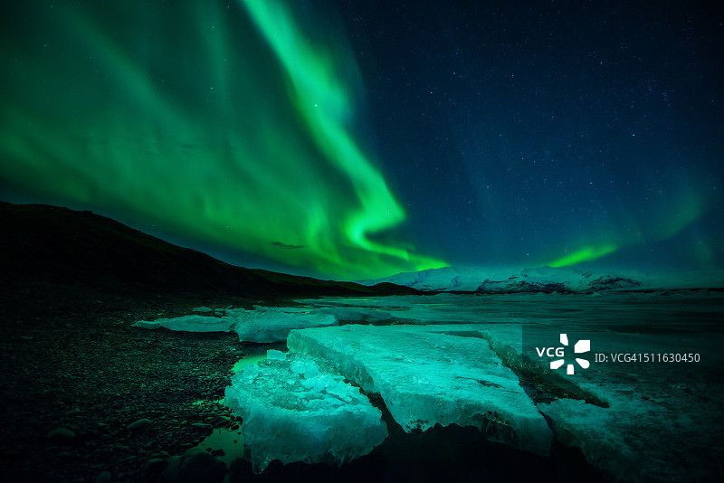 冰岛Jokulsarlon冰河湖的北极光图片素材