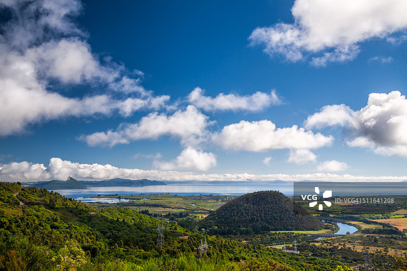 陶波湖风光，可见芒格纳姆山和托卡奴发电站尾水道，新西兰北岛图片素材