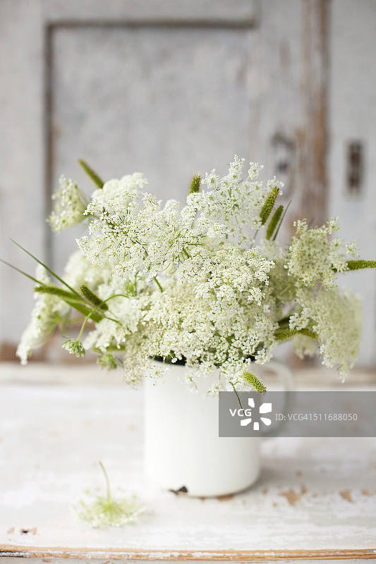 破旧小屋里的野胡萝卜花束图片素材