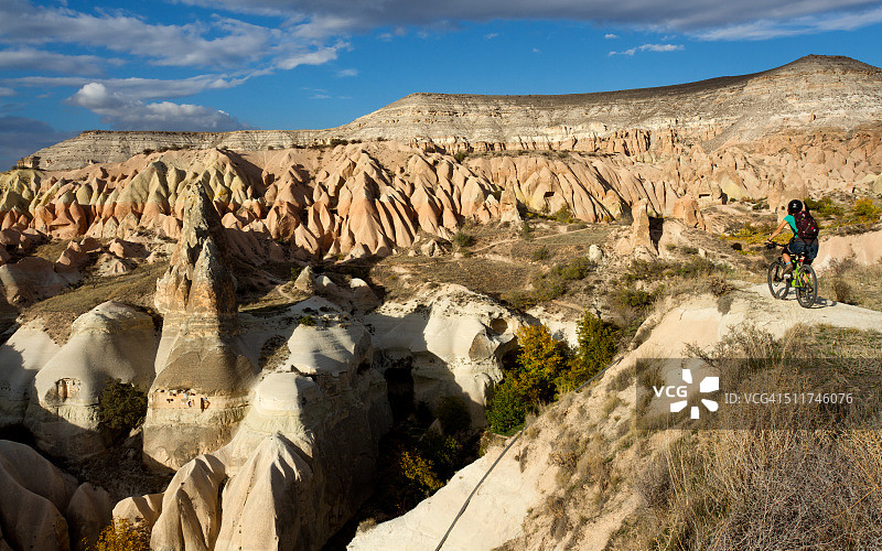 骑自行车穿越美丽的岩石山谷图片素材