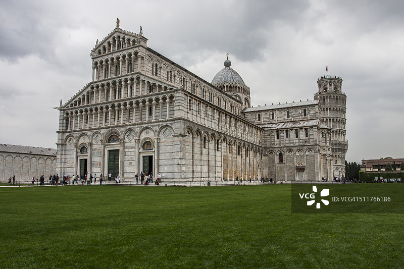 圣母升天主教座堂和比萨斜塔图片素材