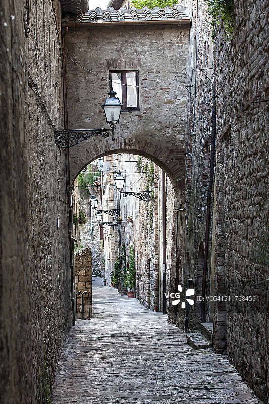 科莱迪瓦尔德尔萨镇的狭窄街道图片素材