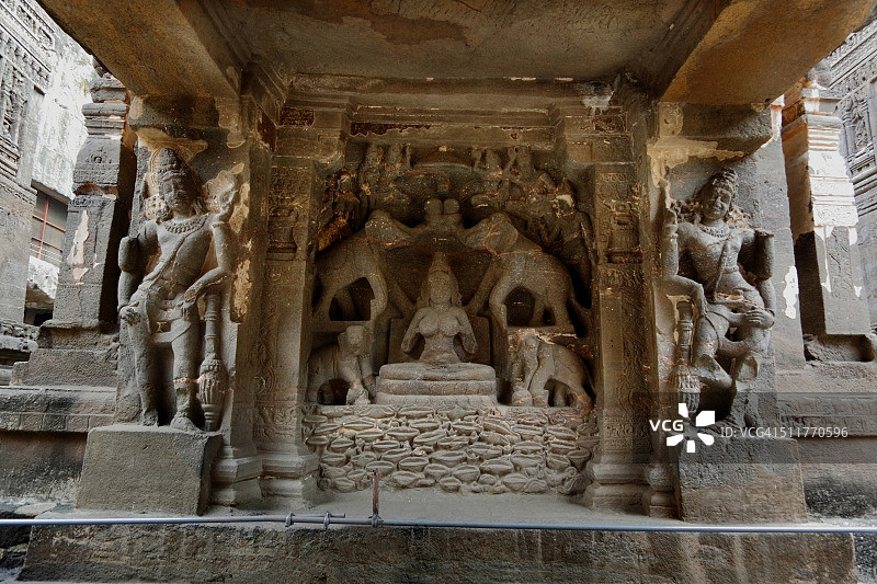 埃洛拉石窟凯拉萨神庙入口的拉克希米图片素材