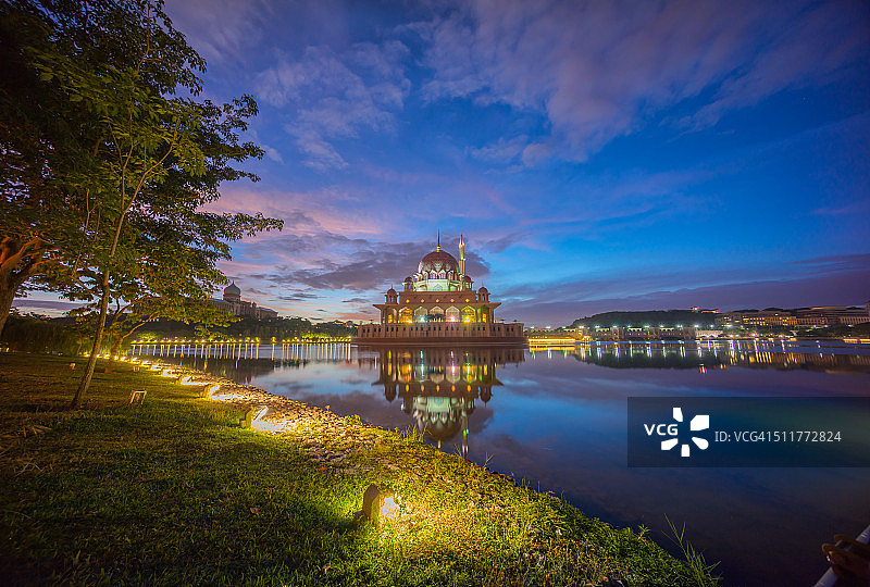 马来西亚布城太子清真寺的壮丽日出图片素材