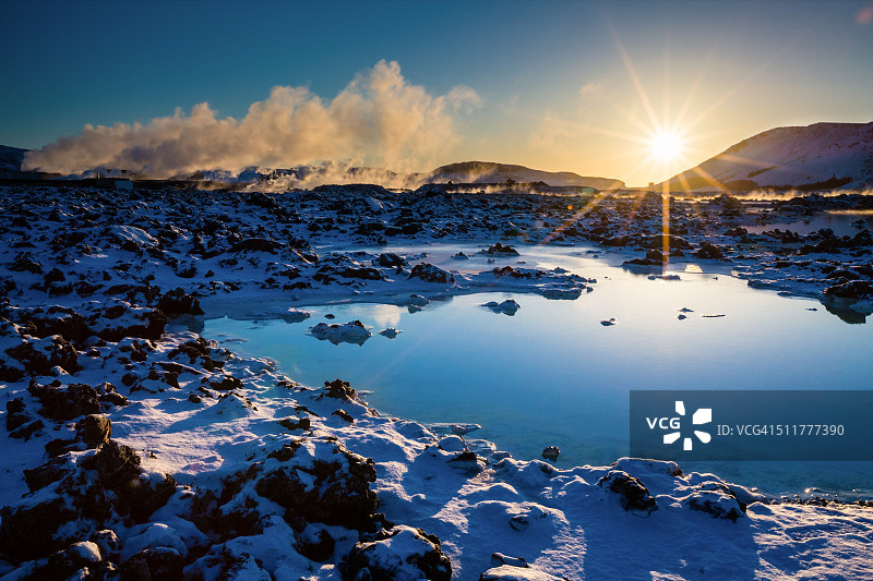 日出时分的蓝色泻湖图片素材