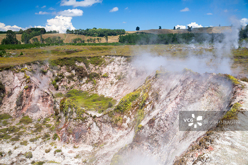 新西兰月球火山口地热区的蒸汽喷口图片素材