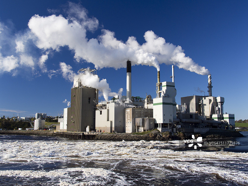 加拿大新不伦瑞克省圣约翰市的欧文纸浆厂和著名的逆流瀑布图片素材