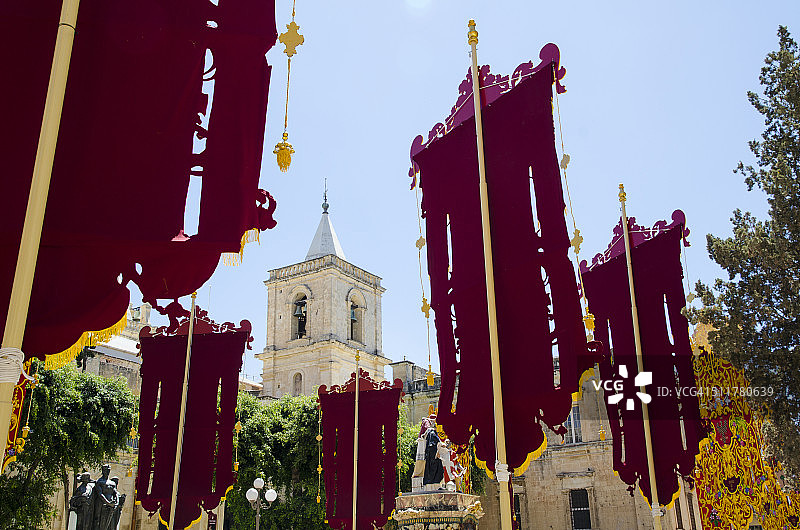 马耳他瓦莱塔共和国大街上的旗帜图片素材