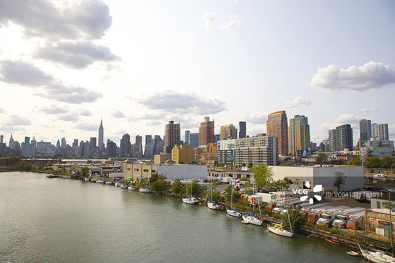 停靠在皇后区水路的小船图片素材