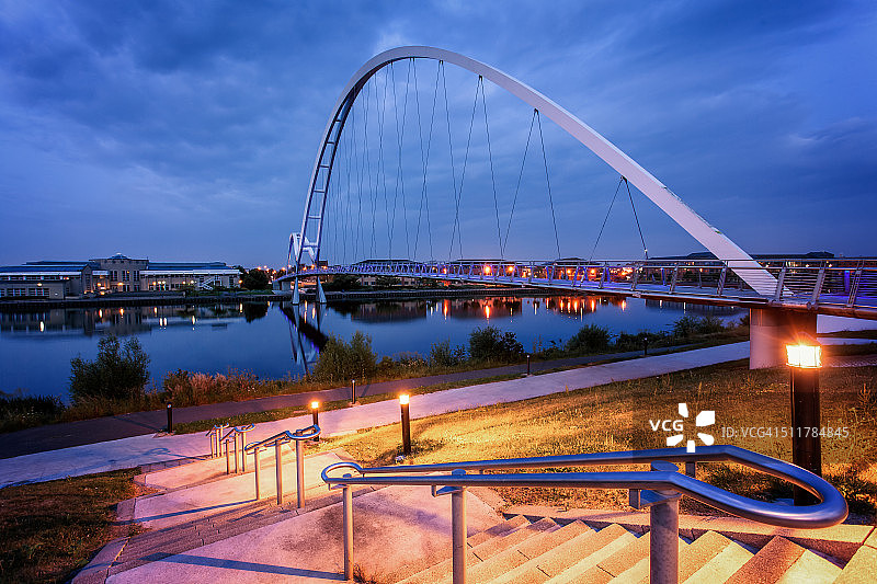 英国蒂斯河畔斯托克顿的无限桥图片素材