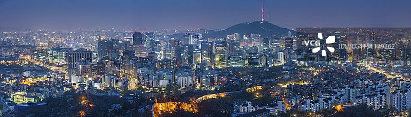 韩国首尔未来主义城市天际线，夜间照明图片素材