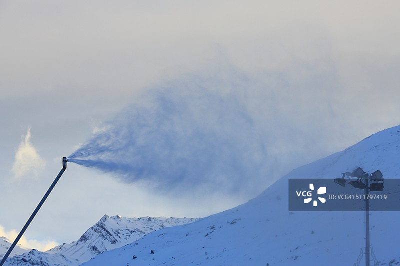 雪道关闭时的人造雪图片素材