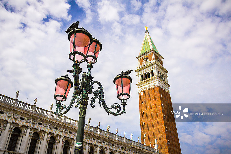 威尼斯圣马可钟楼街灯图片素材