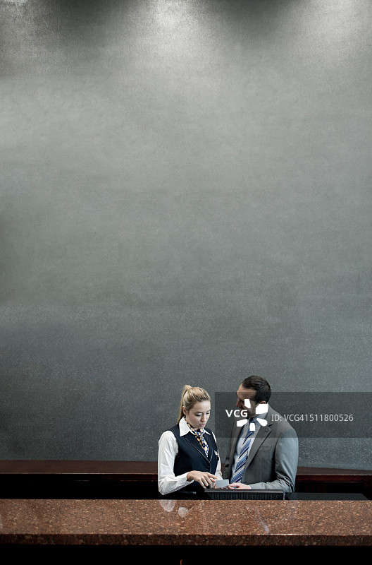 酒店经理与前台女宾交谈图片素材