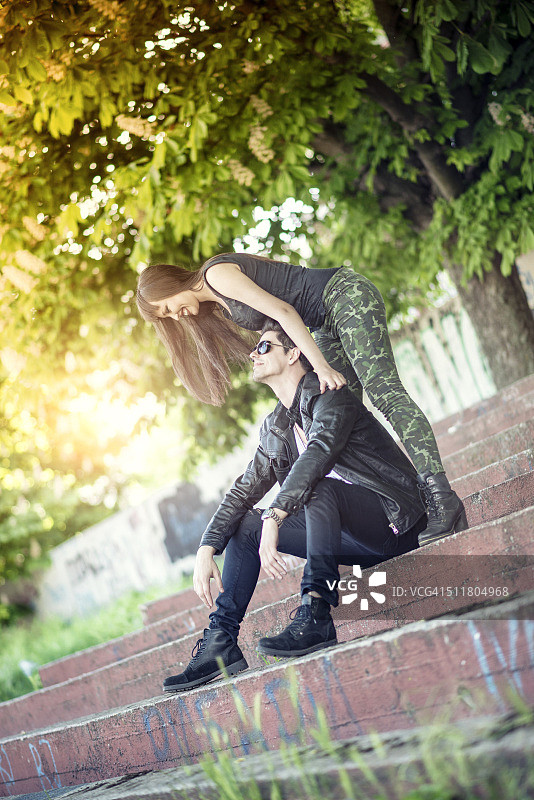 在城市公园里玩耍的快乐年轻潮人情侣图片素材