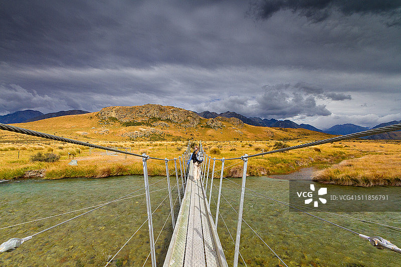 通往新西兰星期日山的溪流上的秋千桥图片素材