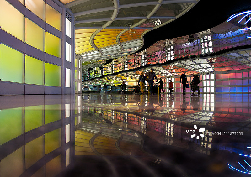 机场大厅的旅客剪影图片素材