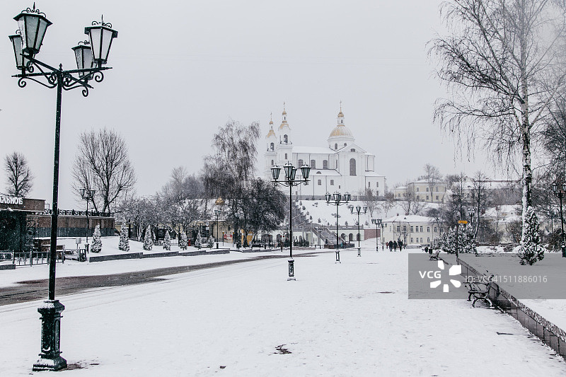 维捷布斯克老城冬季街道，背景是圣母升天大教堂图片素材