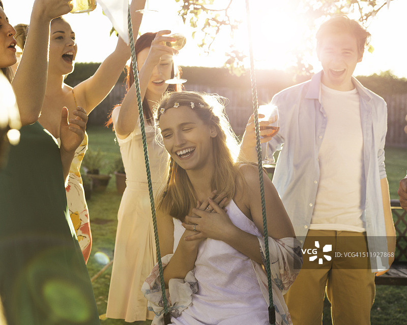 为美丽的新娘欢呼！图片素材