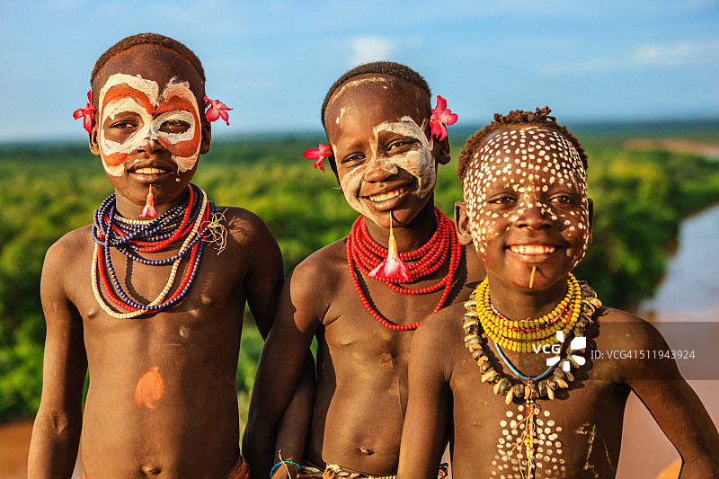 来自非洲埃塞俄比亚卡罗部落的年轻男孩图片素材