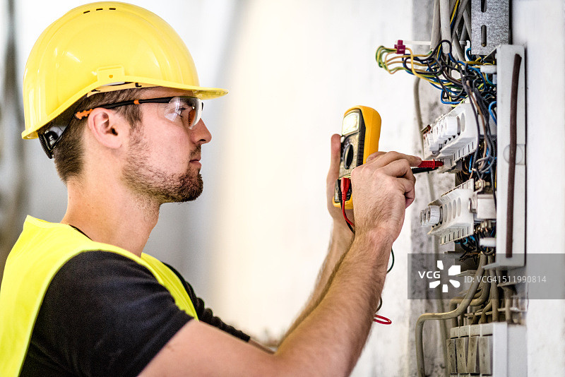 工业电气面板维修图片素材