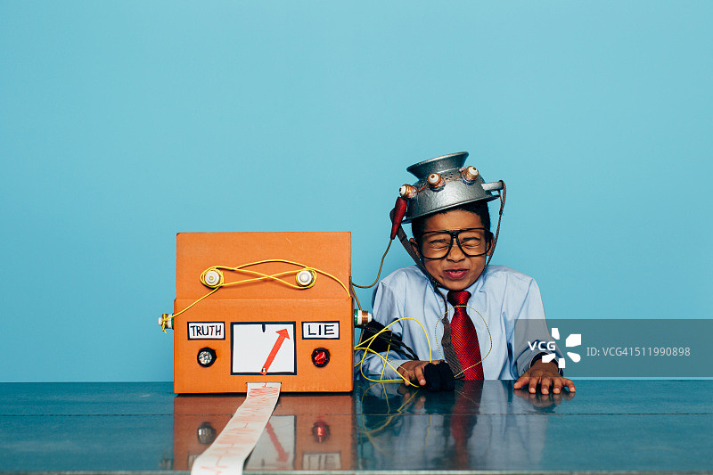 带有测谎仪的不诚实年轻商人图片素材