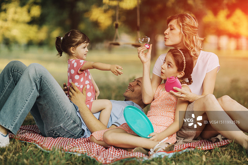 家人吹泡泡玩乐图片素材