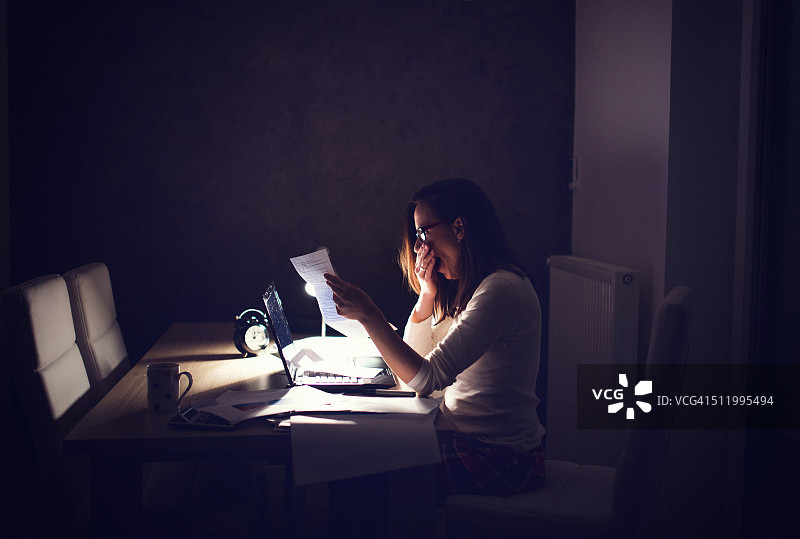 打呵欠的女人图片素材