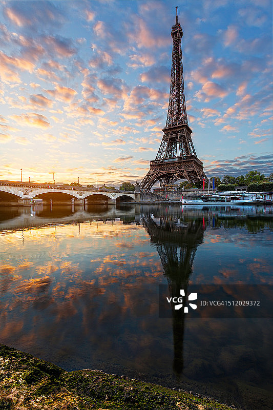 法国巴黎耶拿桥和埃菲尔铁塔脚下的日出图片素材