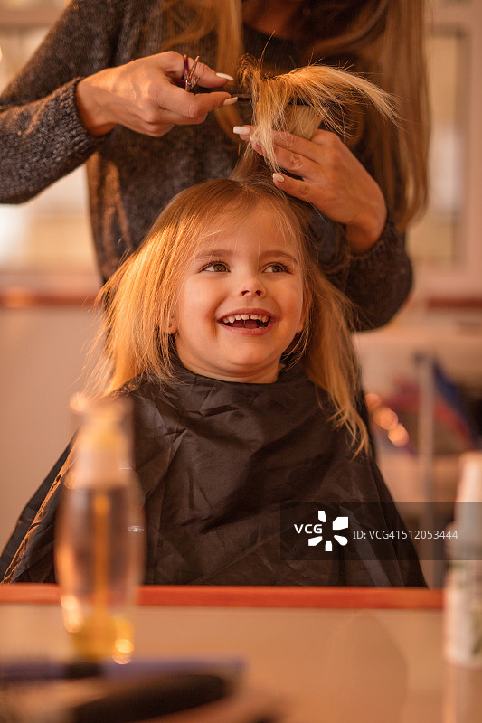 在理发店理发的可爱的女孩图片素材