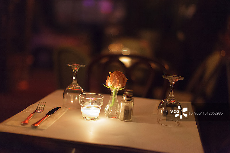 舒适环境中的空餐桌图片素材