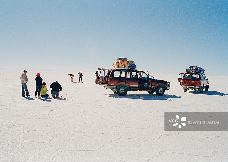 在乌尤尼盐沼的游客图片素材