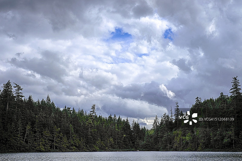 埃文斯湖上空的云彩图片素材