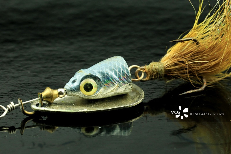 带锋利鱼钩的逼真淡水钓鱼诱饵图片素材