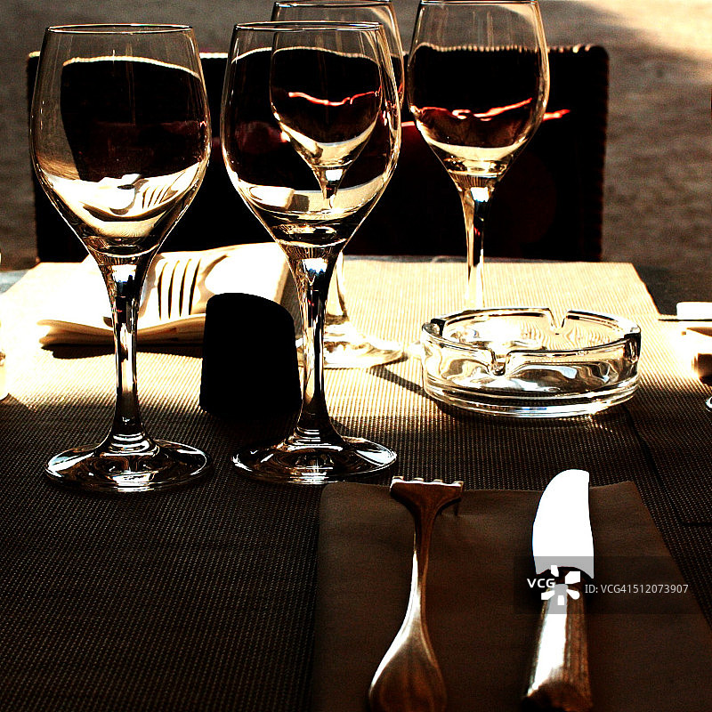 酒杯和餐桌布置图片素材