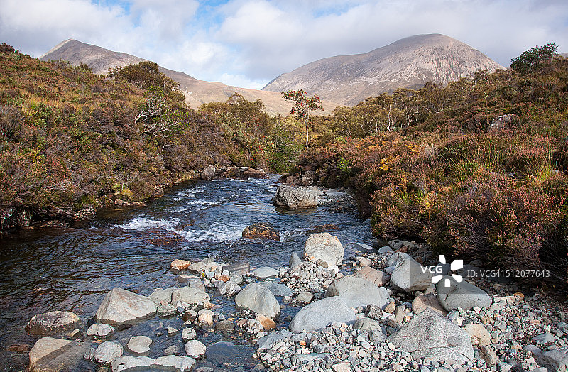 河流与红色丘陵，斯凯岛图片素材