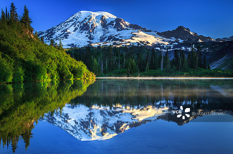雷尼尔山上空的黎明图片素材