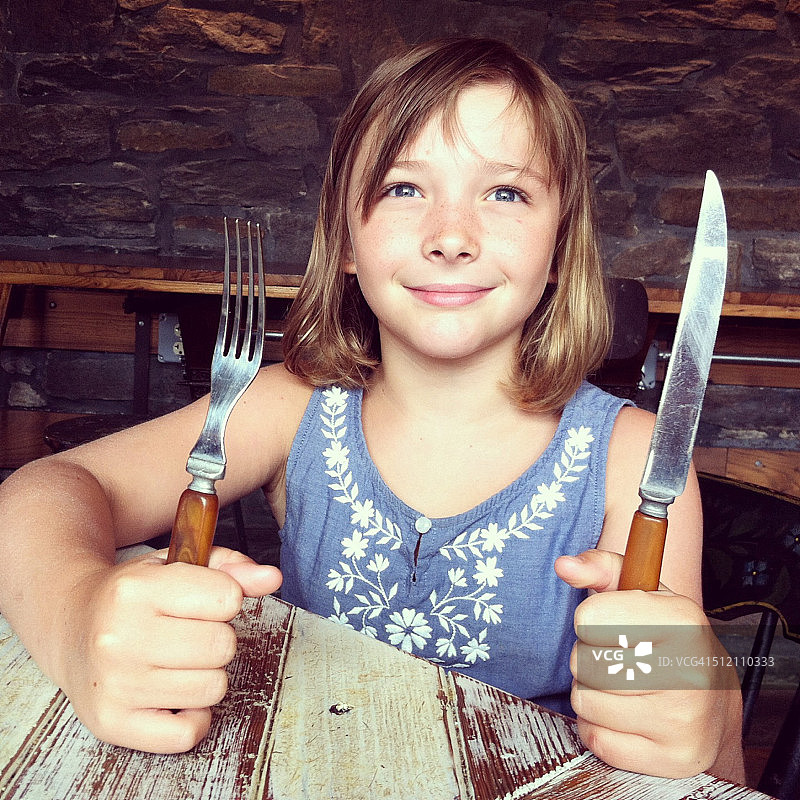 拿着刀叉的女孩图片素材